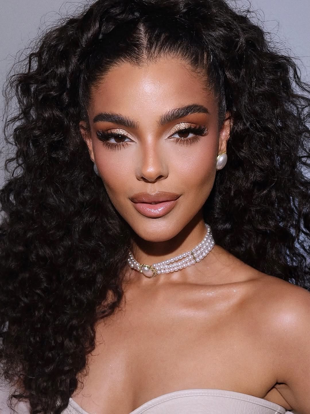 Soft glam curls and pearl choker — Noivas Campagna